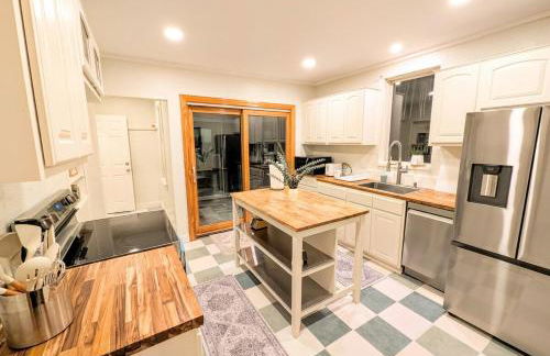 Elegant Linden Hills Home Family-Friendly Walk to Lake - Foto 15