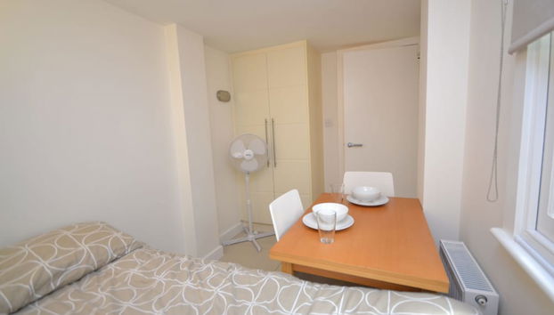 SS Property Hub - Studio near Hyde Park Paddington - Foto 4, Servicio de comidas en la habitación