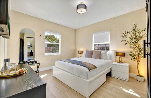 Luxury Miami Pool House Private Backyard Oasis Near Wynwood and Miami International Airport - Photo 11