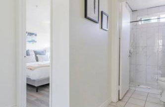 Modern 2BR Condo with King Bed & Balcony near LA - Foto 19