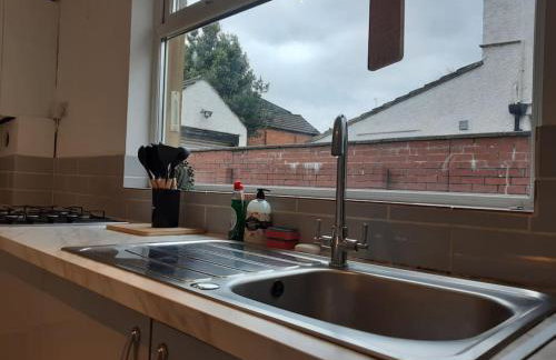 Free Parking Spacious Home - Photo 18