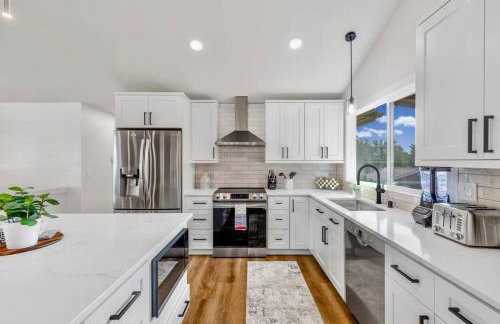 Tastefully Remodeled 4 Bedroom Home with Rainier View - Foto 20