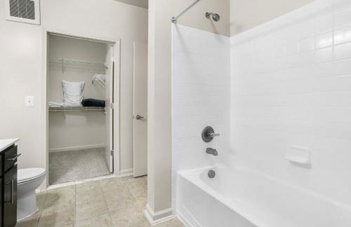 Spacious Comfort Near Downtown Hotspots - Foto 29