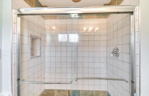 Lakefront Cayuga Retreat with Private Deck and Hot Tub - Foto 27