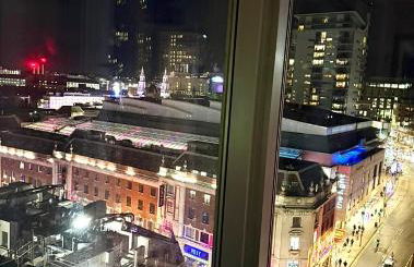 Award Winner of 2026 &2025 traveller & Best guest rated apartment, two bedroom, #1 Leeds city centres most central location, Great 180 degree views,balcony , PARKING onsite, Netflix & WiFi - Foto 67