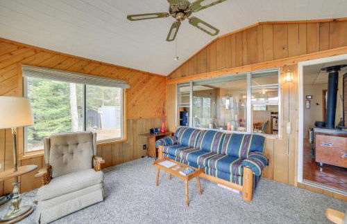 Dock and Fire Pit Lakefront Cottage in Gould City! - Foto 3