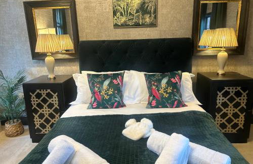 Park View is a beautiful whole entire house close to town centre, sleeps 8 in 4 rooms, 2 doubles and 4 single beds with 2 shower rooms, available for holidays, insurance stays, trades people, contractors, pets welcome - Foto 1