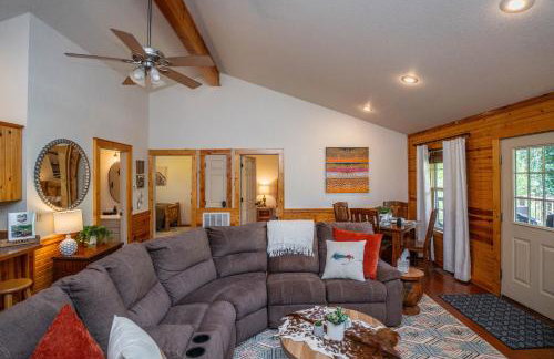 Riverfront Little Red Cabin, Hot Tub, World-class Trout Fishing, Views & Boat Access - Photo 5