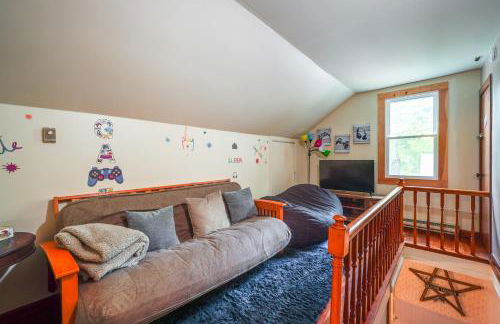 Explore the Poconos! Cozy Creekside Cabin with Patio - Foto 11