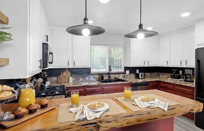 The Matterhorn Manor by Avantstay Harry Potter Inspired A-frame Home w/ Hot Tub & Views - Foto 15