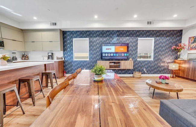 Luxurious Townhome - Photo 26