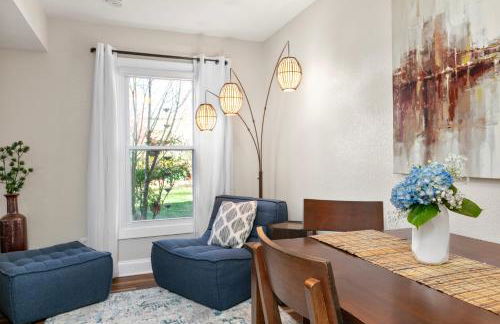 Modern & Cozy on Private Lane, Minutes to Airport - Foto 17