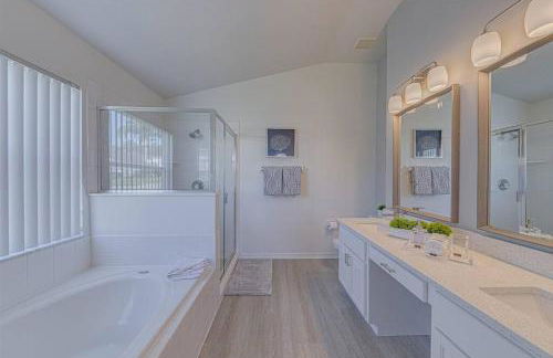 580 - Stunning Renovated Home with Large East Facing Pool Deck Overlooking Preservation Area and Games Room - Foto 3