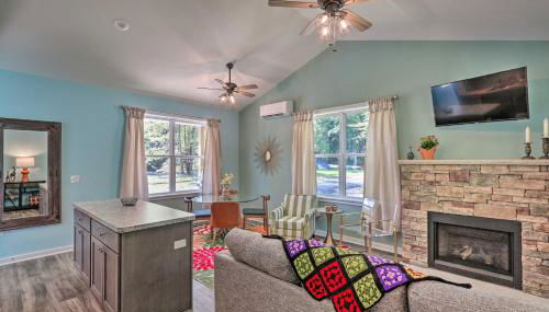 16 Mi to Ski Slopes! Creekside Poconos Cottage - Foto 4