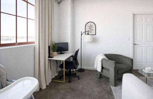 2BR Urban Loft Haven - Rooftop Games & Fitness - Foto 7