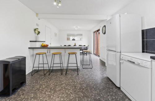 NEW! Large 5BR 2BA Home Leamington Spa Driveway Garage Parking WI-FI - Photo 26