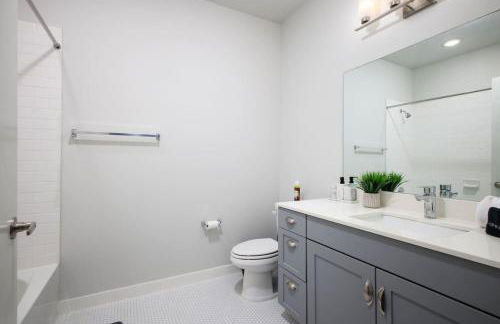 Modern 2BR Getaway-w Parkng, Near Rvrwlk&Conv Ctr - Foto 71