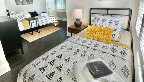 Walk Downtown & River Stylish Cozy Stay w Huge Porch - Foto 4