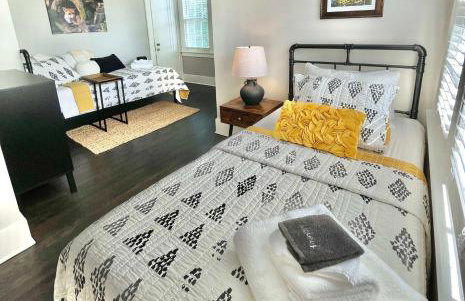 Walk Downtown & River Stylish Cozy Stay w Huge Porch - Foto 4