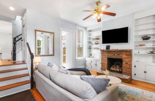 Sojourn Lovely Hill Family Home with Backyard near DC Icons - Foto 9