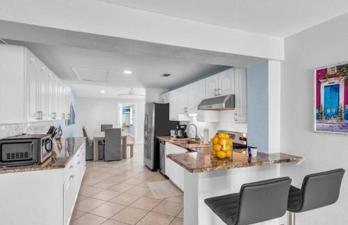 Villa Bella Newly Remodeled With Private Dock and Pool & Cabana Club Access - 7 night minimum stay - Foto 23