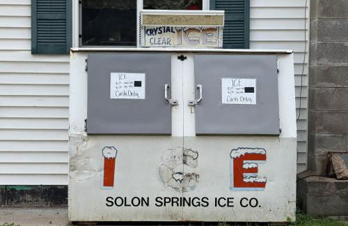 Pet-Friendly Lakefront Cabin by arc Vacation Rentals - Foto 7