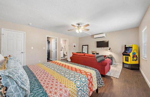 with Arcade and Covered Patio Sleep 9 in this 4 Bedroom 2 Bath Home 5 star host Deer Park TX - Foto 14