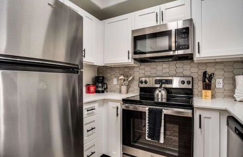 Boulevard Stays Quiet Modern 2BR Pickleball Pool Parking Gym 06 - Foto 5