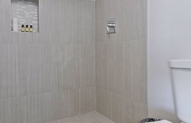 Modern Home w Private Pool Spa Pets Welcome - Photo 22