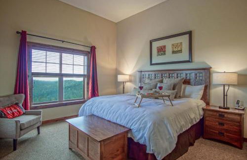 3 bedroom, 2 Full Baths, Slope Side Outdoor Hot Tubs on Site Ski Lift overlook - Foto 14