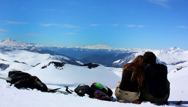 Admirando los paisajes helados del cráter Navidad