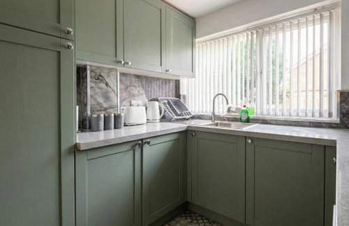 Family-Friendly Detached House Near Leeds and Bradford with Garden - Foto 14