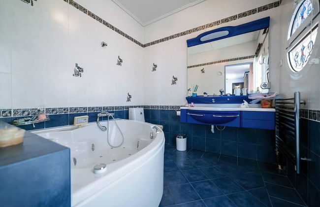 4 Bed Villa - Sleeps 10 - Pets - Pool - Hottub - Foto 34