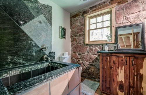 Cozy Cabin on Route 66 with Hot Tub- Edmond, OK - Foto 32