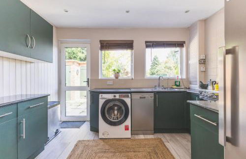 Spacious 3BR Home Huge Garden Free Parking - Foto 8