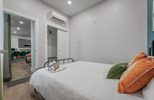 Apt+ 2 Queens+Bunkbed+Free Parking 55"TV - Photo 65