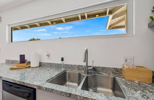 Whimsical Oasis Retreat by Rather Be Properties - Foto 38