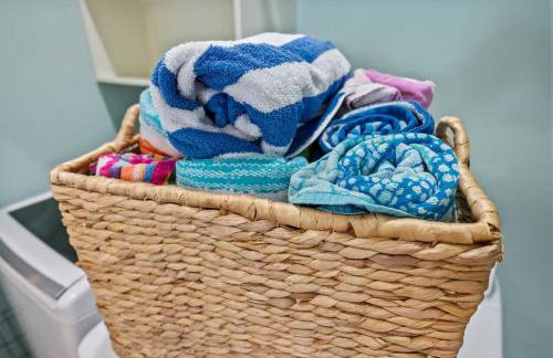 Steps to the Beach | Tiki Bar Fun | Epic Bay Views | Sleeps 8 - Foto 43