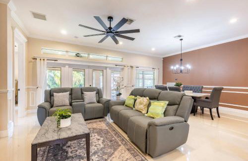 Chill & Spacious 3BR - Beaches & Backyard Fun - Foto 4