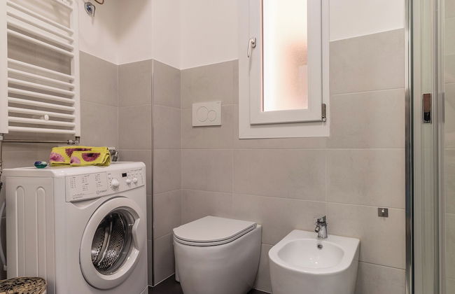 Grey House - Photo 13