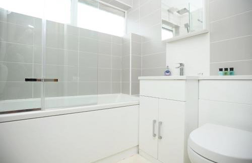 Gainsborough Place By N And N Stays Ltd, Perfect Location for Contractors and Corporate stays, Close to Cardiff Bay Area, Private Parking and fast Wifi - Foto 6