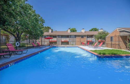 Sports Fan Getaway less than 2mi to AT&T Stadium Pool and Gym! - Foto 18