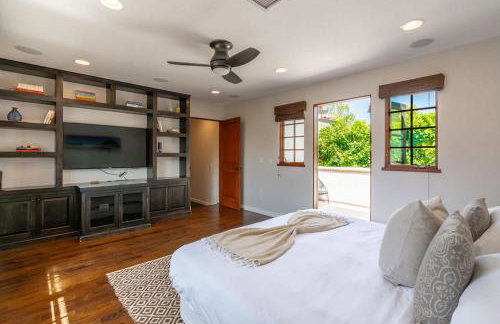 Mediterranean Beauty with Rooftop Deck and Views - Foto 31