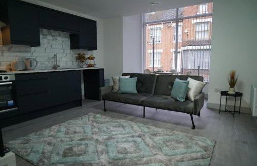 Modern 2 Bed Apartment, Desborough, Kettering, Sleeps 5, Free Parking, WIFI, Ideal for Contractors, Professionals, Families and Relocations - Photo 4