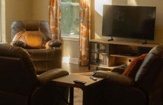 Modern 2 BD cabin with hot tub & Games & Central Loc - Foto 45