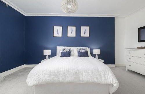 Extravagant 6 Bed Victorian Townhouse with Hot Tub - Photo 32