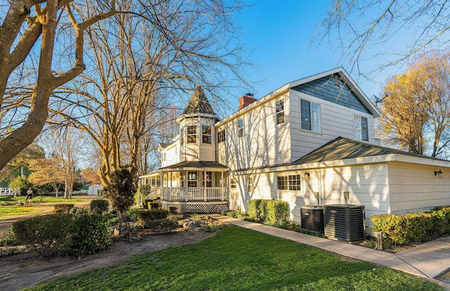 Victorian Manor In Paso Robles Wine Country + Pool, Hot Tub, Firepit, Tennis Court Sleeps 28 - Photo 6