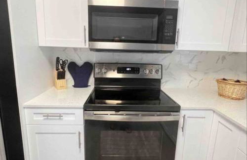 Royal Luxe Pool Home near Ft Laud airport and each - Photo 28