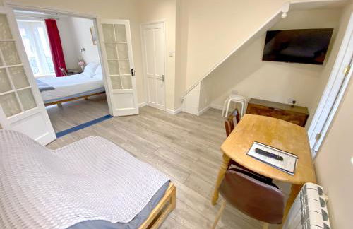 Apartment with a Private Garden and Modern kitchen - Foto 5