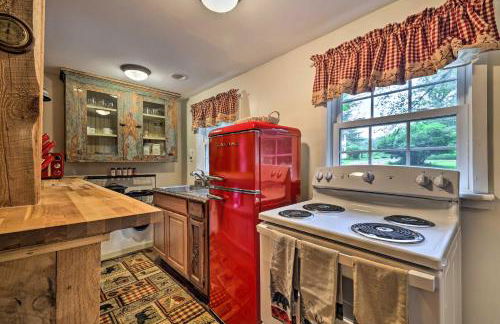 Cabin with Trails and Creek! 23 Mi to Camelback Slopes - Foto 9